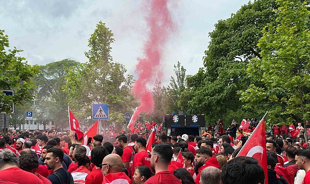 Dortmund sokakları kırmızı-beyaz