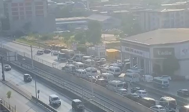 Düğün konvoyu yolu trafiğe kapattı, yüzlerce metre araç kuyruğu oluştu