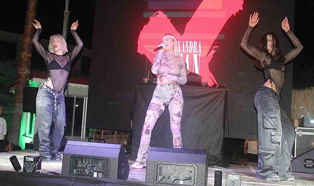 Dünyaca ünlü şarkıcı Alexandra Stan Antalya'da sahne aldı