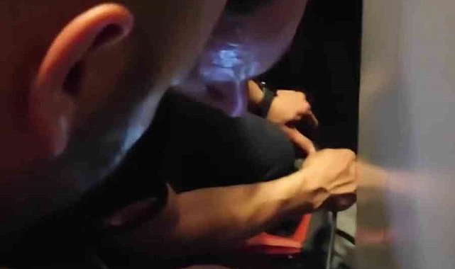 Duvar arasına sıkışan yavru kediyi itfaiye kurtardı