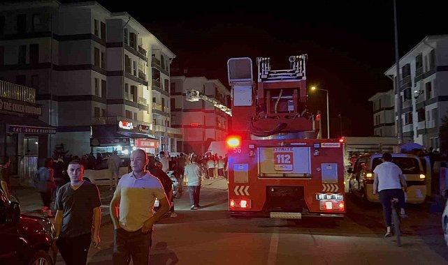 Düzce'de bir binada yangın çıktı, 7 kişi merdivenle tahliye edildi