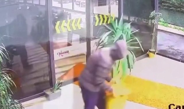 Düzce&#039;de ilginç hırsızlık anları kameraya yansıdı