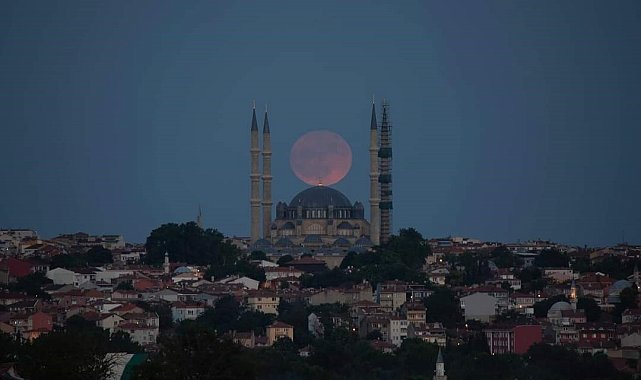 Edirne'de Selimiye Camii ve dolunay görsel şölen oluşturdu