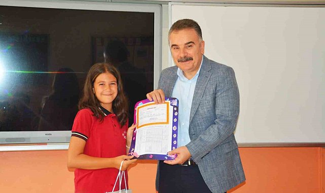 Edremit'te 26 bin öğrenci, karne sevinci yaşadı