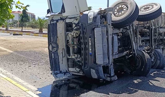 Edremit'te lastiği patlayan tır karayolunu trafiğe kapattı