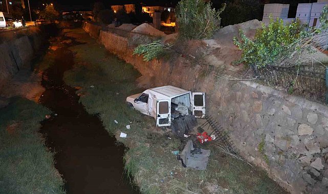 EDS panosuna çarpan araç dereye yuvarlandı, alkollü sürücü ağır yaralandı