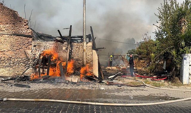 Efeler'de çıkan yangında 2'si metruk 3 ev zarar gördü