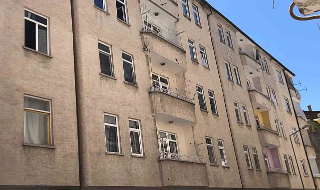 Elazığ&#039;da 3&#039;üncü kattan düşen çocuk yaralandı