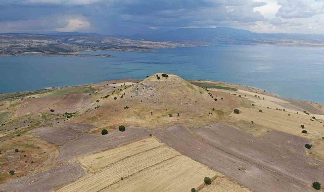 Elazığ'daki höyük manzarası ile dikkat çekiyor