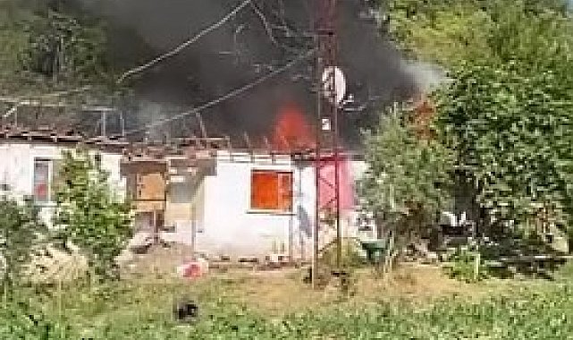 Elektrik kontağından çıkan yangın evi küle çevirdi