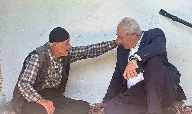 Eleşkirt Belediye Başkanı Yakut, Kurban Bayramı'nda en yaşlı vatandaşları ziyaret etti