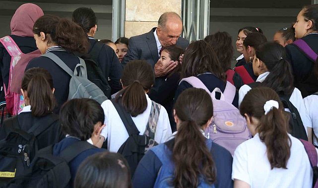 Emekli oldu ama 5 yıldır okulu ilk o açıyor ve öğrencileri kapıda karşılıyor