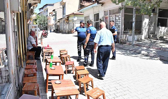 Emet Belediye zabıtasından kaldırım işgaline yönelik denetim
