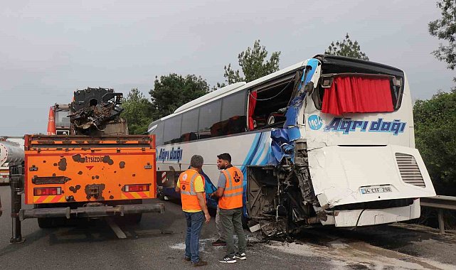Emniyet şeridinde park halindeki yolcu otobüsüne tır çarptı: 3 yaralı