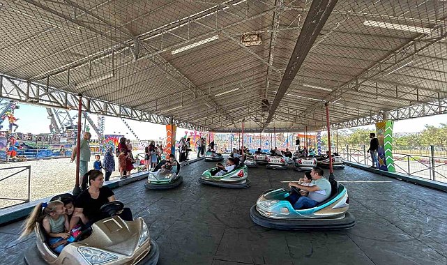 Engel tanımayan gençler lunaparkta gönüllerince eğlendi