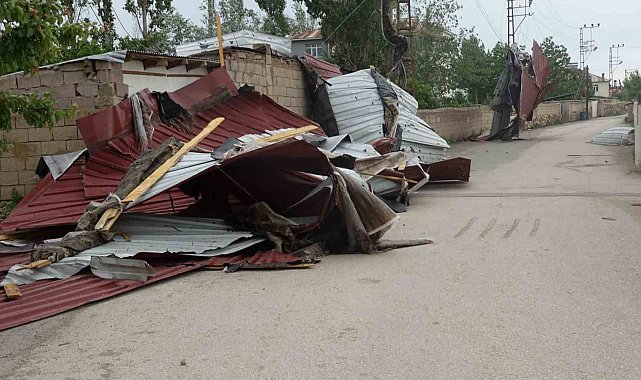 Erciş'te fırtına okulun çatısını uçurdu