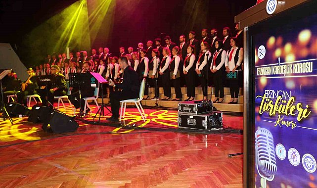 Erzincan'da farklı meslek gruplarından insanların bir araya geldiği "Kardeşlik Korosu" ilk konserini verdi