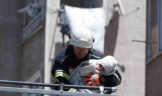 Erzurum&#039;da apartmanın çöken merdiveni korkuttu