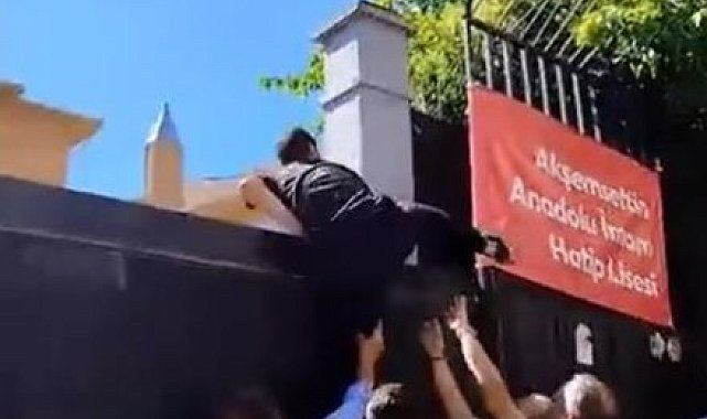 Esenler'de YKS'ye geç kalan öğrenci kapıya tırmanarak içeri girmek istedi