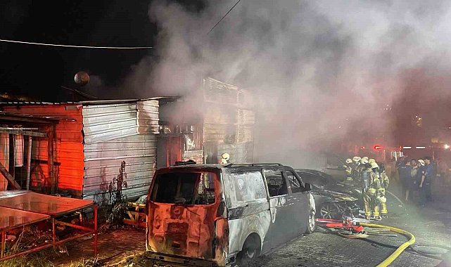 Esenyurt&#039;ta 8 araç ve iş yeri alev alev yandı: Kundaklama anı güvenlik kamerasında