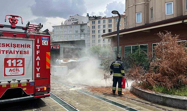 Eskişehir'de sokak lambasından kaynaklı yangın paniğe neden oldu
