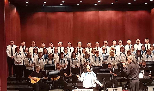 Eskişehir'de Türk halk müziği korosu konseri ve halk oyunları gösterisi