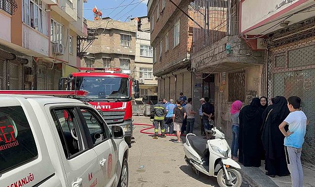 Evde çıkan yangında 2'si bebek 4 kişi dumandan etkilendi