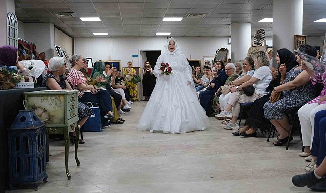 Evlendikten 33 yıl sonra ilk kez gelinlik giydi