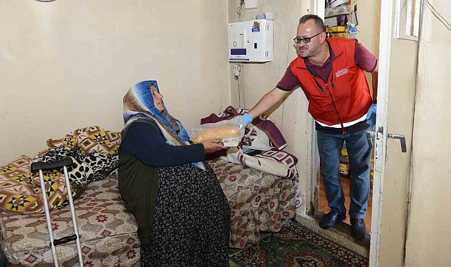 Evlerinde yalnız yaşayan yaşlıların yemekleri karşılanıyor