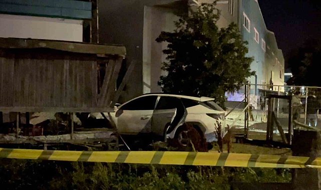 Fabrikanın bekçi kulübesine çarpan araçtaki 2 kişi yaralandı