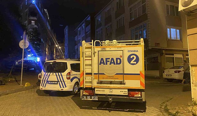 Fatih'te binaların arasında kalan tarihi yapının istinat duvarı çöktü