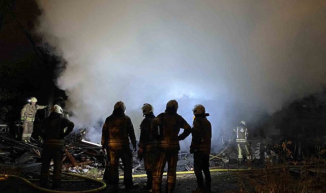 Fatih'te korkutan yangın: Tek katlı ahşap baraka alev alev yandı