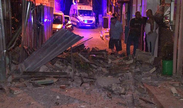Fatih'te tarihi metruk bina kısmen çöktü