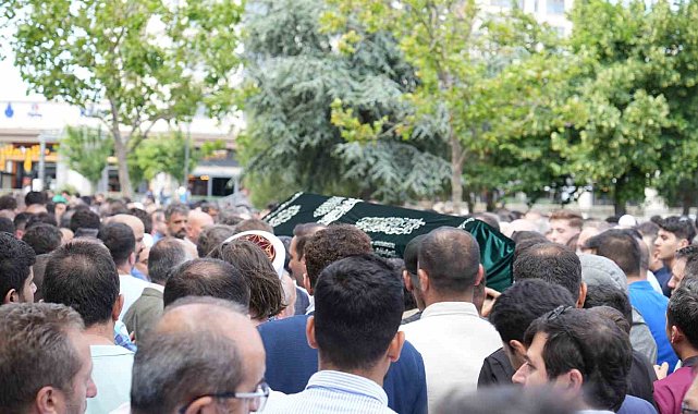 Fatih'teki silahlı saldırıda hayatını kaybeden öğretmen Abdülbaki Durmaz son yolculuğuna uğurlandı