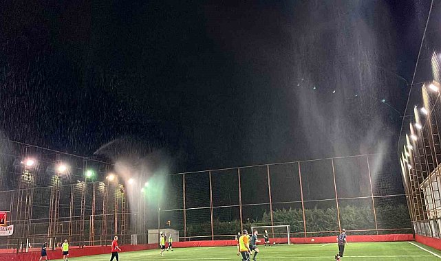 Ferahlatan futbol: Halı sahaya su püskürtme sistemi kuruldu