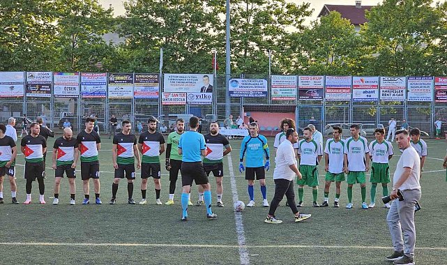 Filistin bayraklı forma giyerek maça çıktılar
