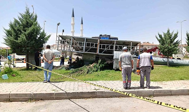 Fırtınanın devirdiği reklam panosunun altında kalan genç kız hayatını kaybetti