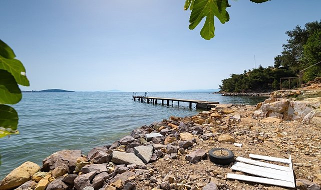 Fırtınanın vurduğu Pelitköy İçmeler sahili temizleniyor
