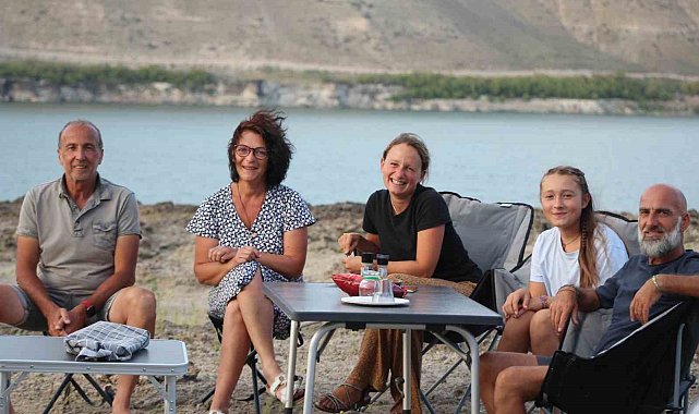 Fransız turistlerin Acıgöl'de kamp keyfi