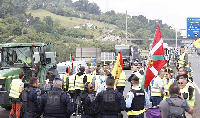 Fransız ve İspanyol çiftçiler Fransa-İspanya sınırını kapattı