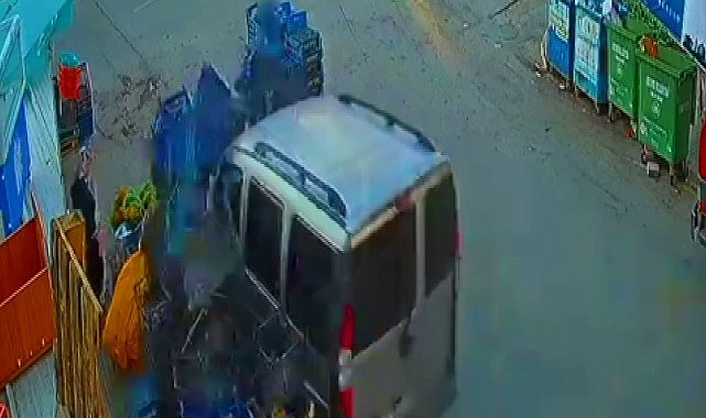 Freni patlayan araç market kasalarına daldı