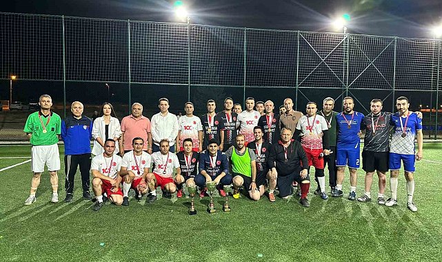 Futbol turnuvasının şampiyonu: İlçe Emniyet Amirliği