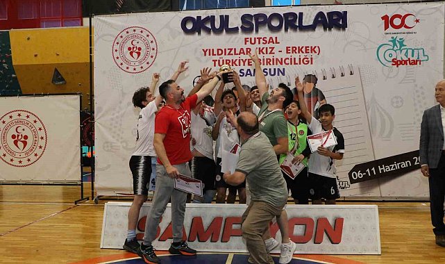 Futsal müsabakaları nefes kesti