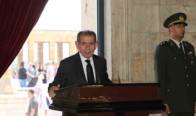 Galatasaray Başkanı Özbek'ten Anıtkabir'e ziyaret