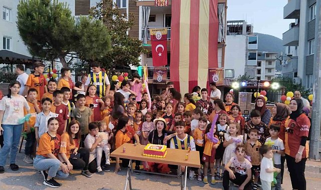 Galatasaray ve Fenerbahçeli minikler 24. şampiyonluğu birlikte kutladı