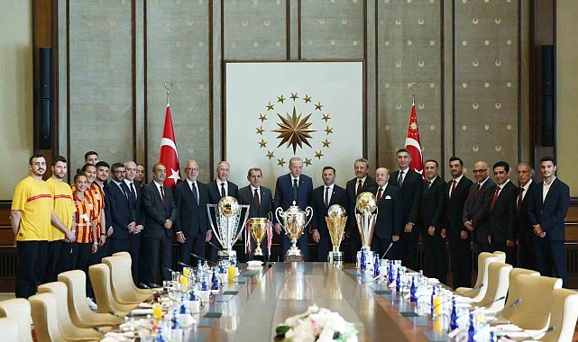 Galatasaray'ın şampiyon takımlarından Cumhurbaşkanı Erdoğan'a ziyaret
