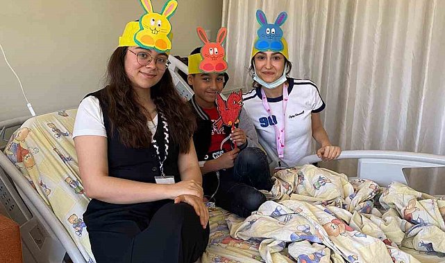 GAÜN öğrencileri çocuk hastanesinde hikayelerle moral verdi