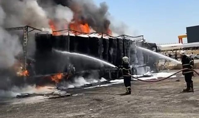 Gaziantep'te lastik yüklü tır alev alev yandı