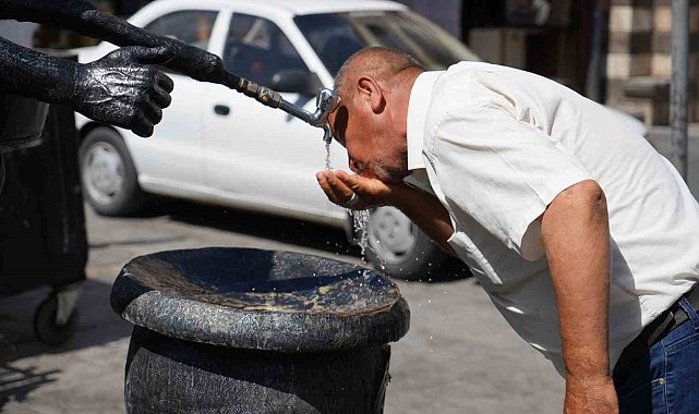 Gaziantep'te vatandaşlar serinlemek için çeşme sırası bekledi