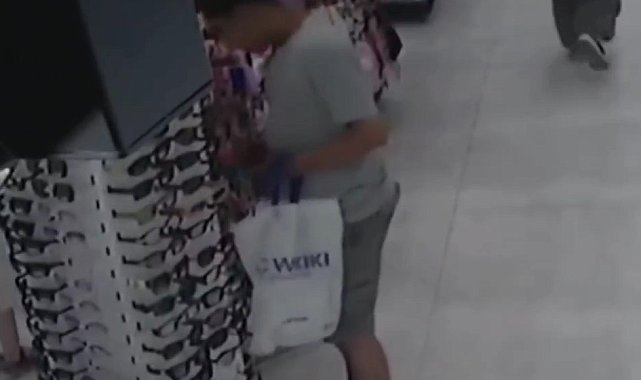 Gaziosmanpaşa'da müşteri kılığındaki hırsız çok sayıda gözlük ve çanta çaldı: O anlar kamerada
